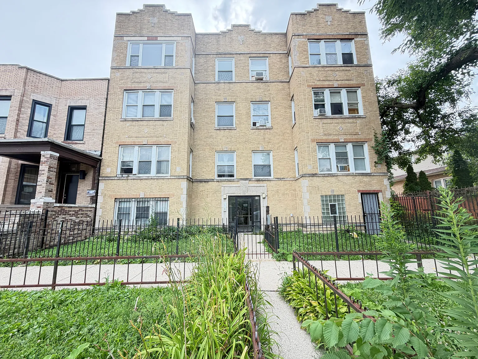 3 bed, 1100 sqft, $1,900 — Photo 1