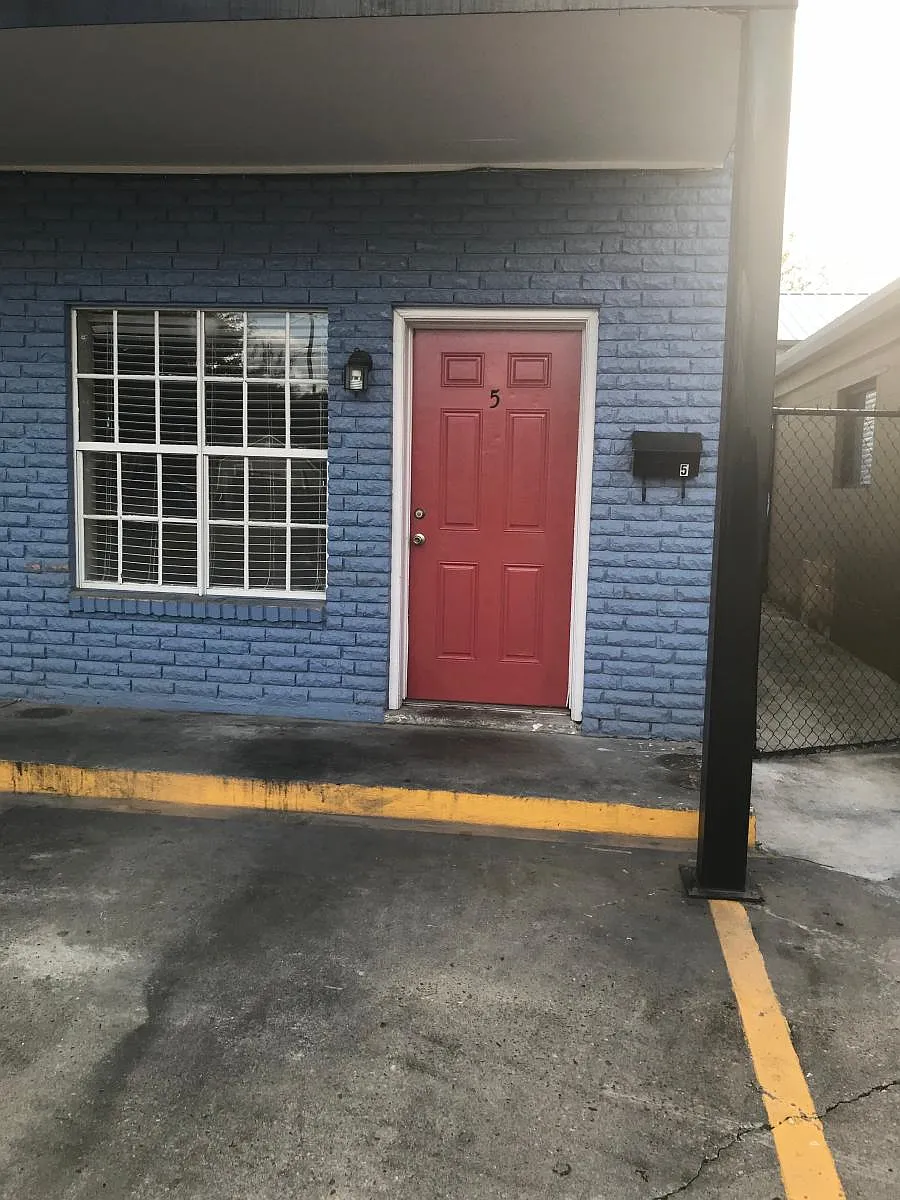 Front Door Entrance/Parking Spot - 806 Stewart St #5