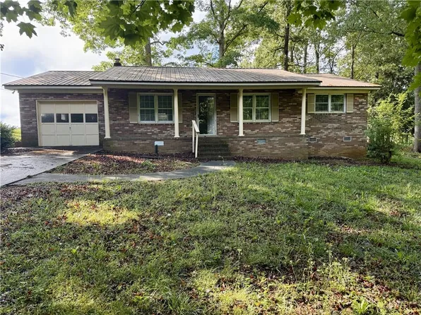 77 Cedar Creek Cir, Hartwell, GA 30643