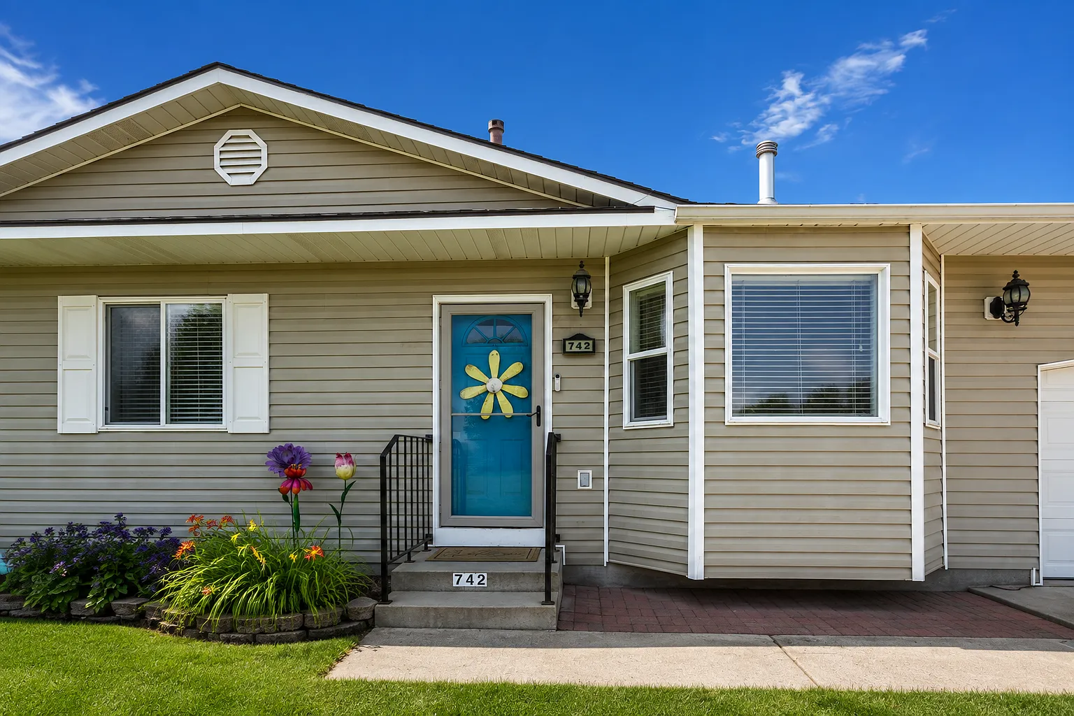 3 bed, 1100 sqft, $2,200 — Photo 1