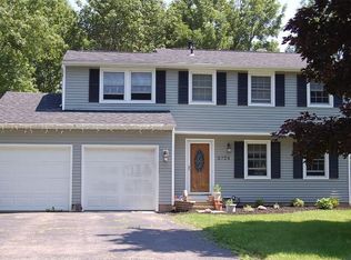 5724 Dalton Dr, Farmington, NY 14425