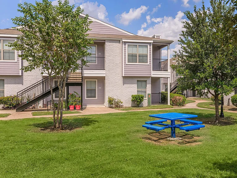 HollyView Apartments — Photo 11