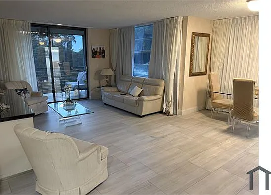 900 Saint Charles Pl #311 — Photo 3