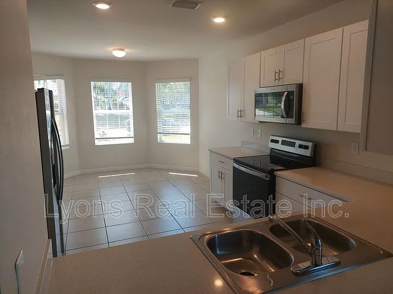 326 SW 24th Pl — Photo 4