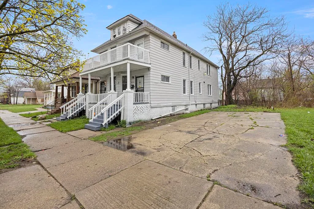 3 bed, 1.0 bath, 2394 sqft, $1,500 — Photo 2