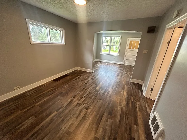 809 W Linden St — Photo 3