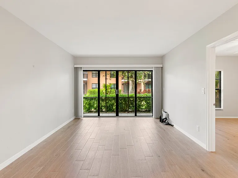 14 Manor Ter #106 — Photo 10