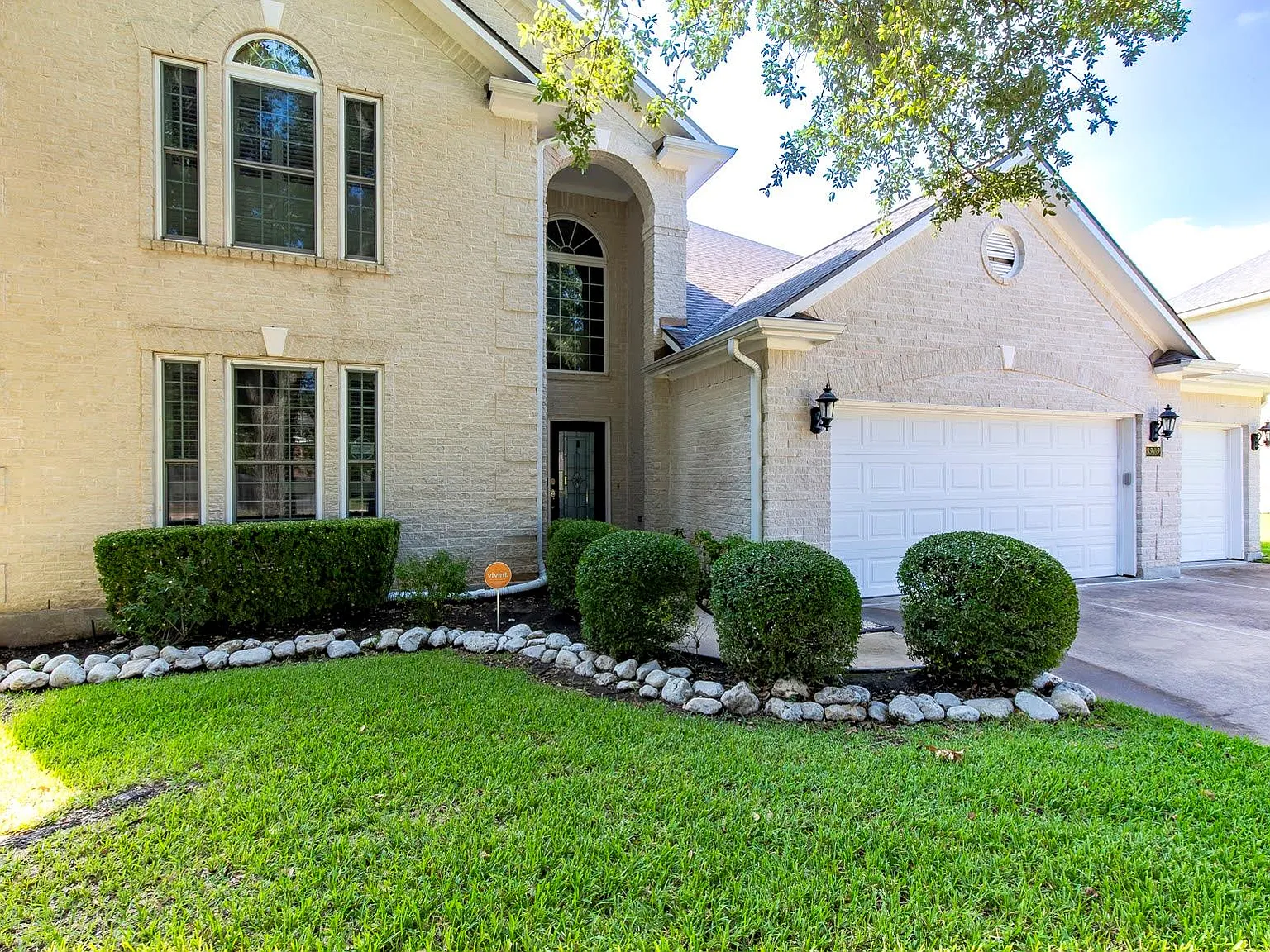 5 bed, 4.0 bath, 3085 sqft, $3,200 — Photo 1