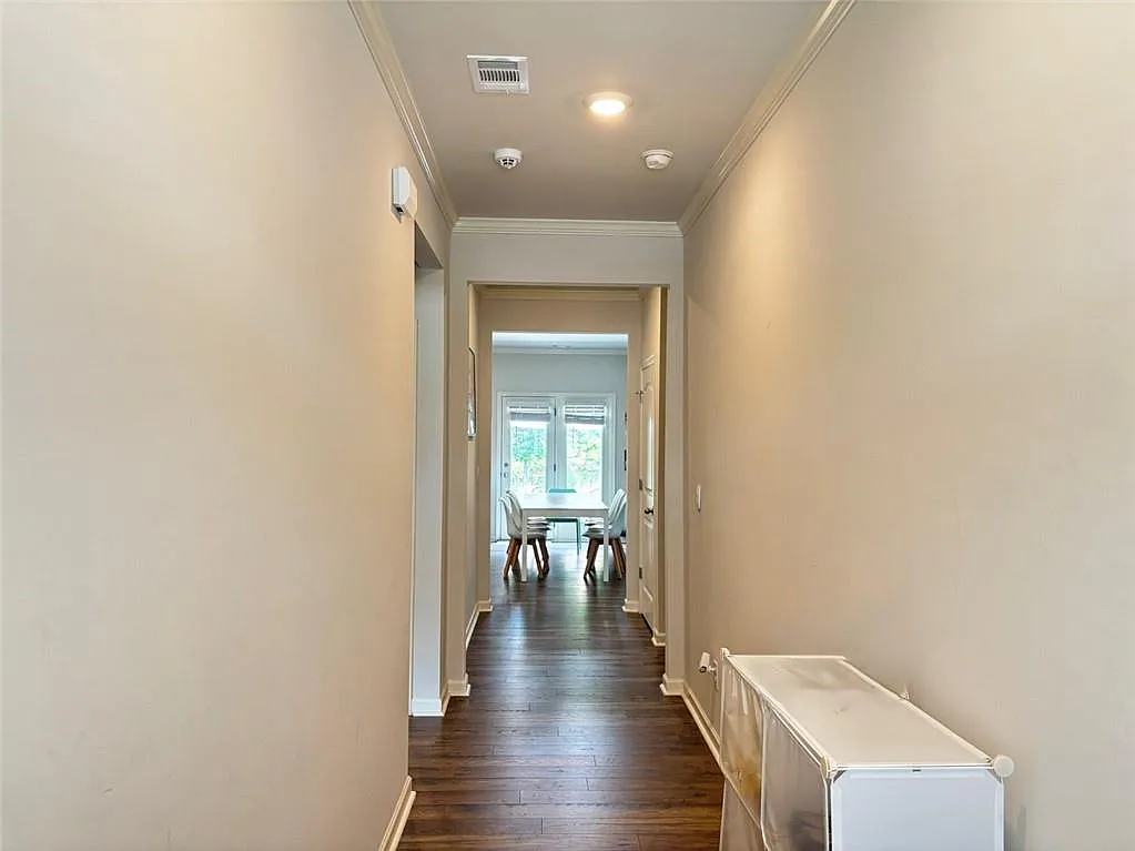 5 bed, 3.0 bath, 2835 sqft, $2,500 — Photo 2