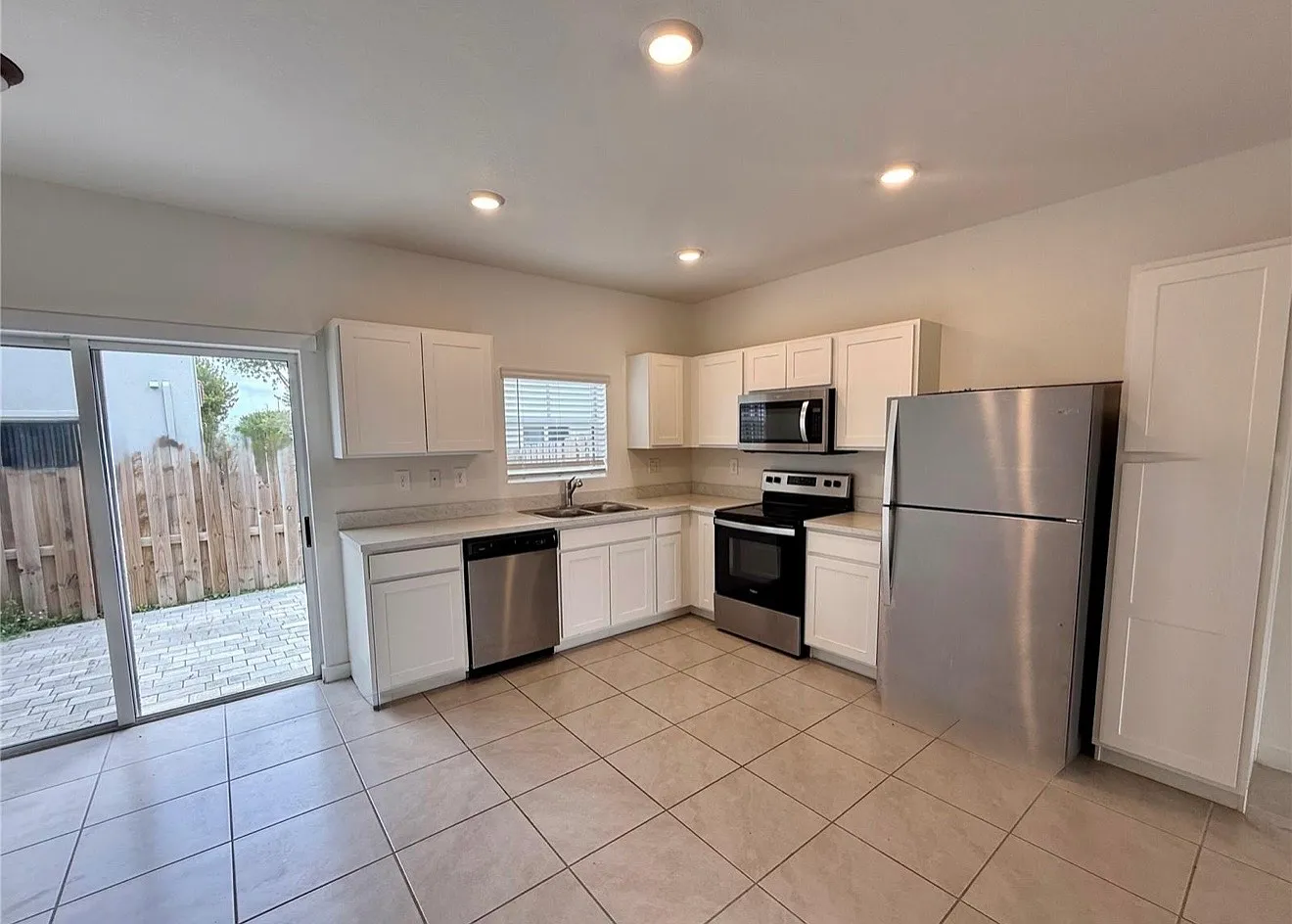 3 bed, 1376 sqft, $2,253 — Photo 3