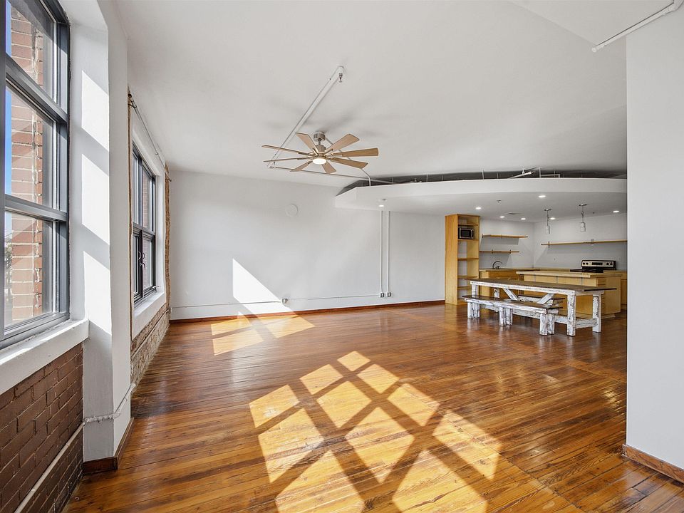 1st image of 2318 1st Ave N #301