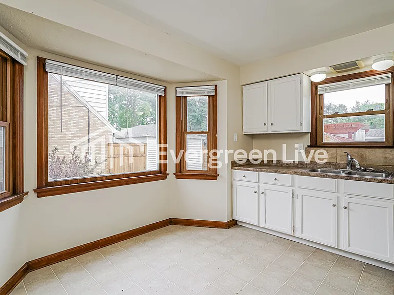 141 W Norwich St — Photo 2
