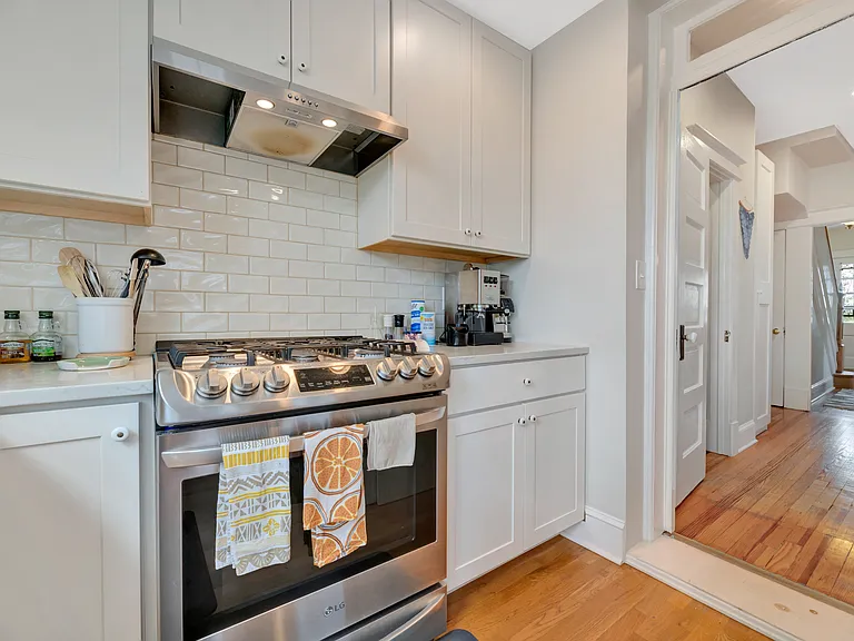 613 Girard St NE — Photo 2