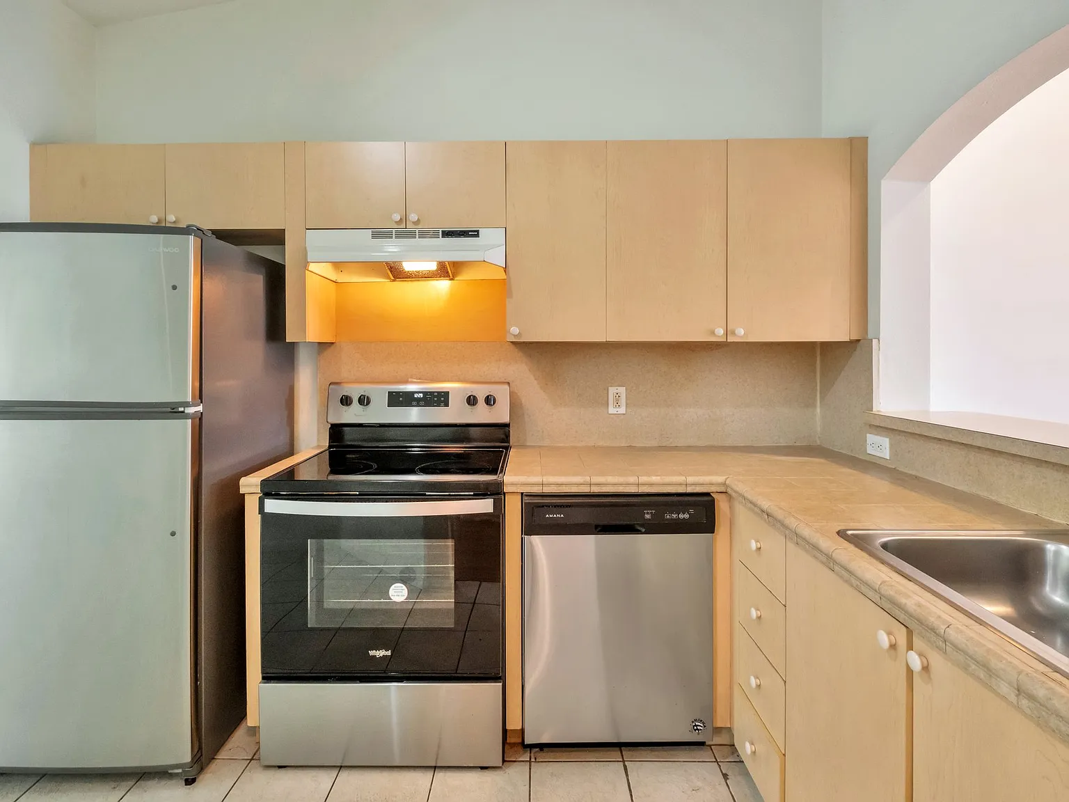 2 Bed 2 Bath in West Palm Beach with Natural Light, New Appliances & Wood Floors — Photo 2