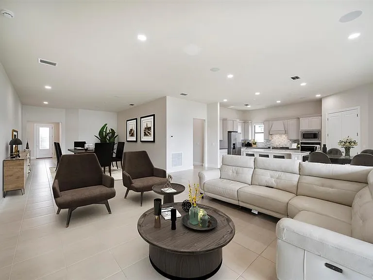 818 SE Courances Dr — Photo 16