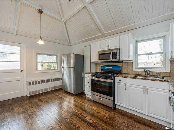 Kitchen has Refrigerator, Gas Stove, Microwave,Dishwasher and Vaulted Ceiling.