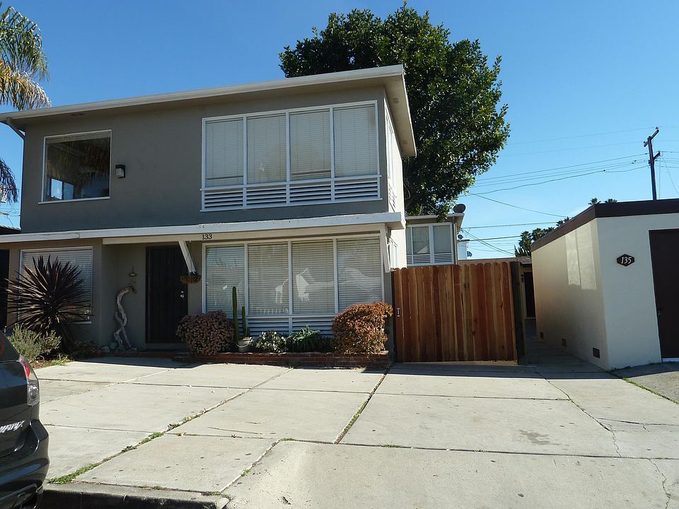 upstairs front unit available. Parking is access by the gate