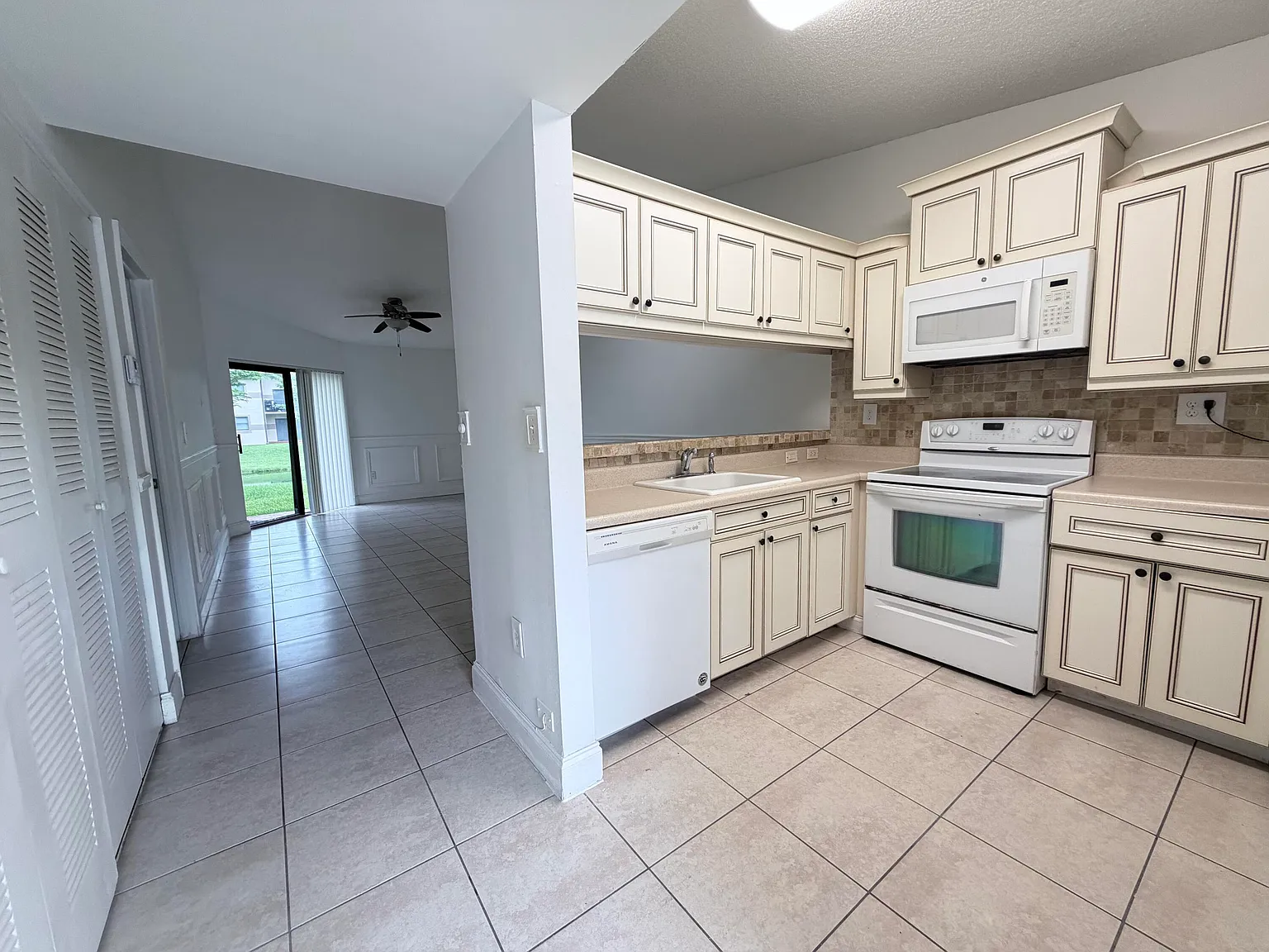 1 bed, 1.0 bath, 744 sqft, $1,750 — Photo 2