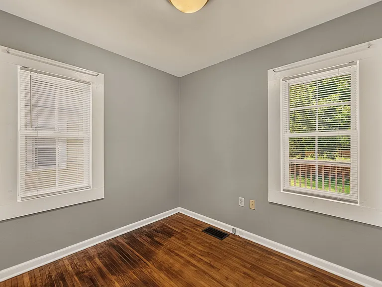 1404 E Elm St — Photo 10