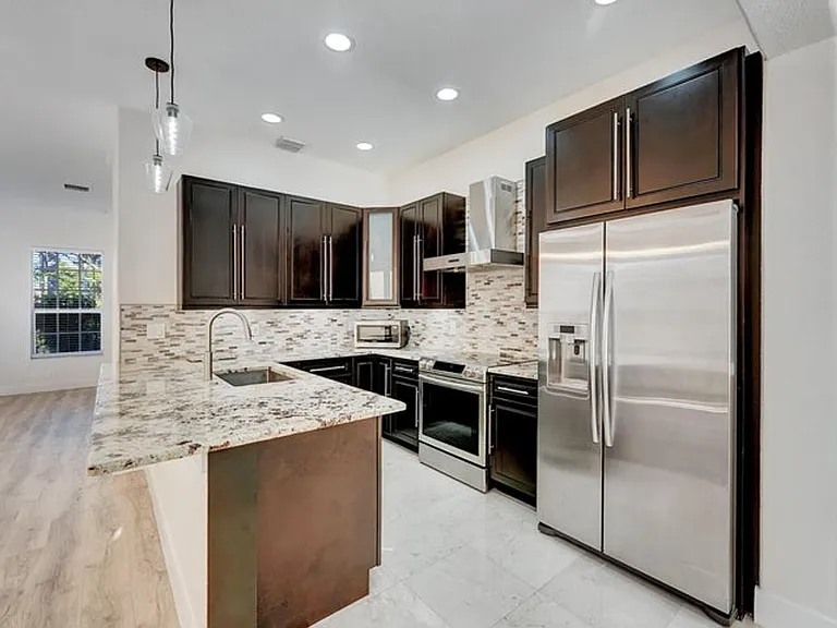 406 NW 25th Ave — Photo 1