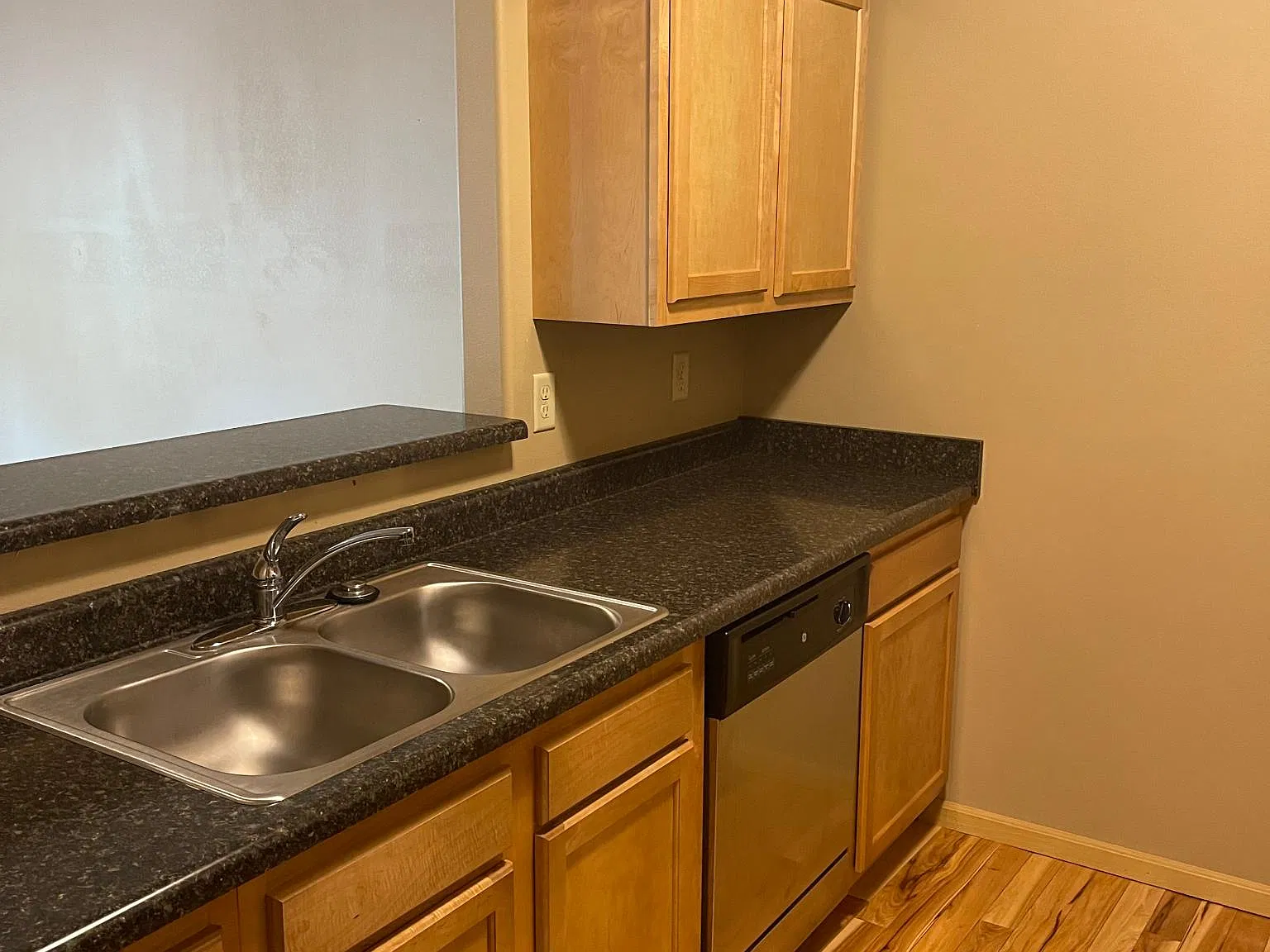 1 bed, 100 sqft, $1,352 — Photo 3