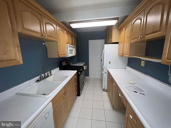 4th image of 4201 Cathedral Ave NW APT 506E