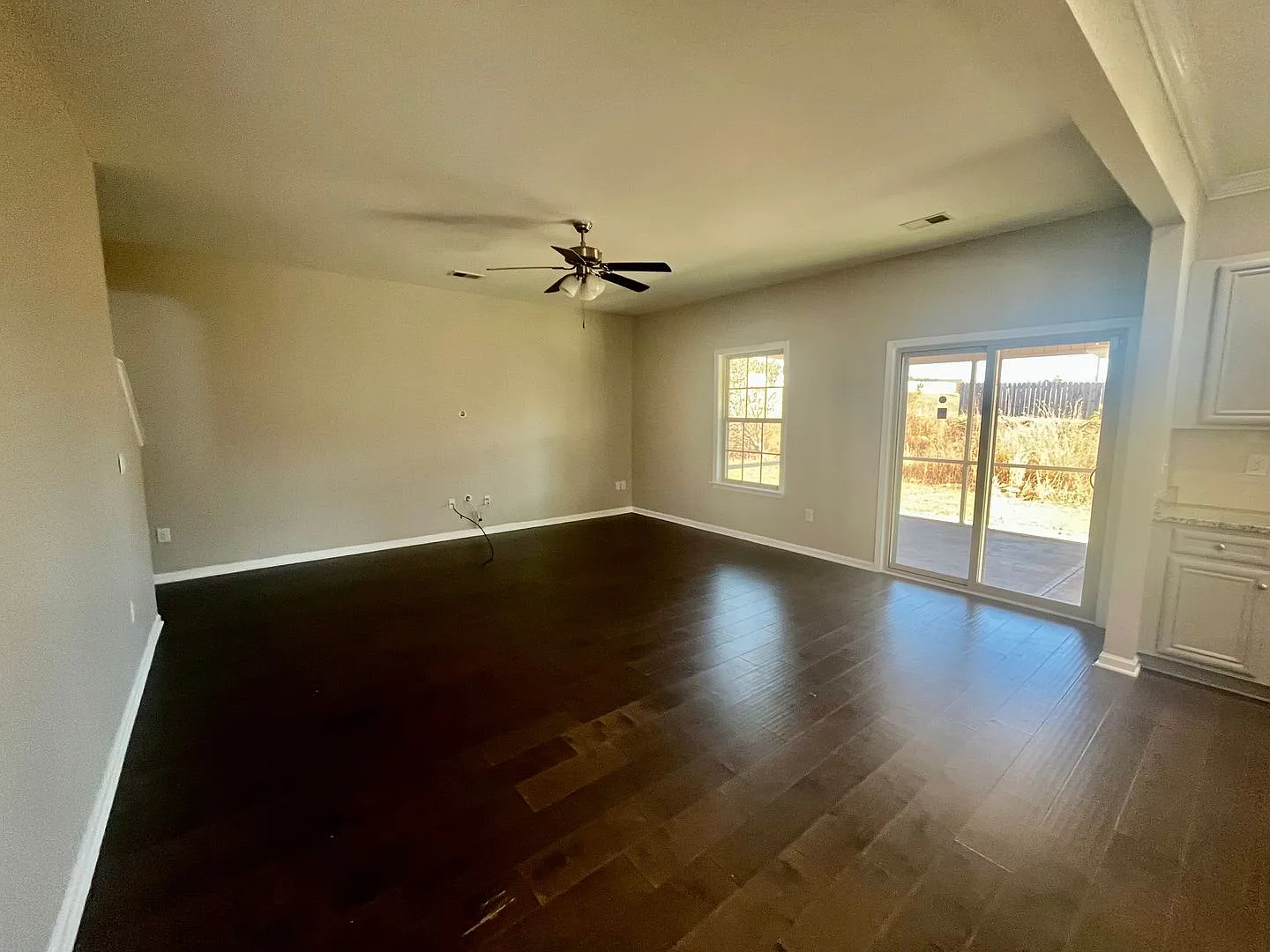 5 Bedroom 3 Bathroom Home in Pendleton — Photo 4