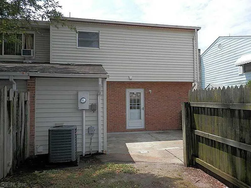 3 bed, 2.5 bath, 1900 sqft, $2,300 — Photo 3