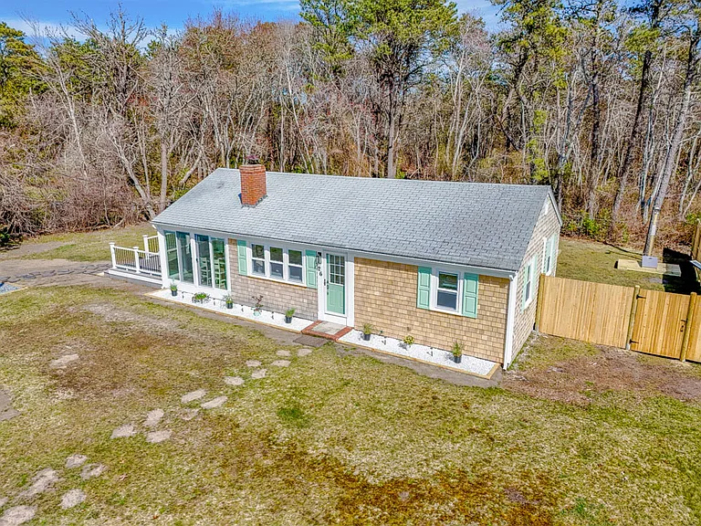 26 Beachplum Ln — Photo 2