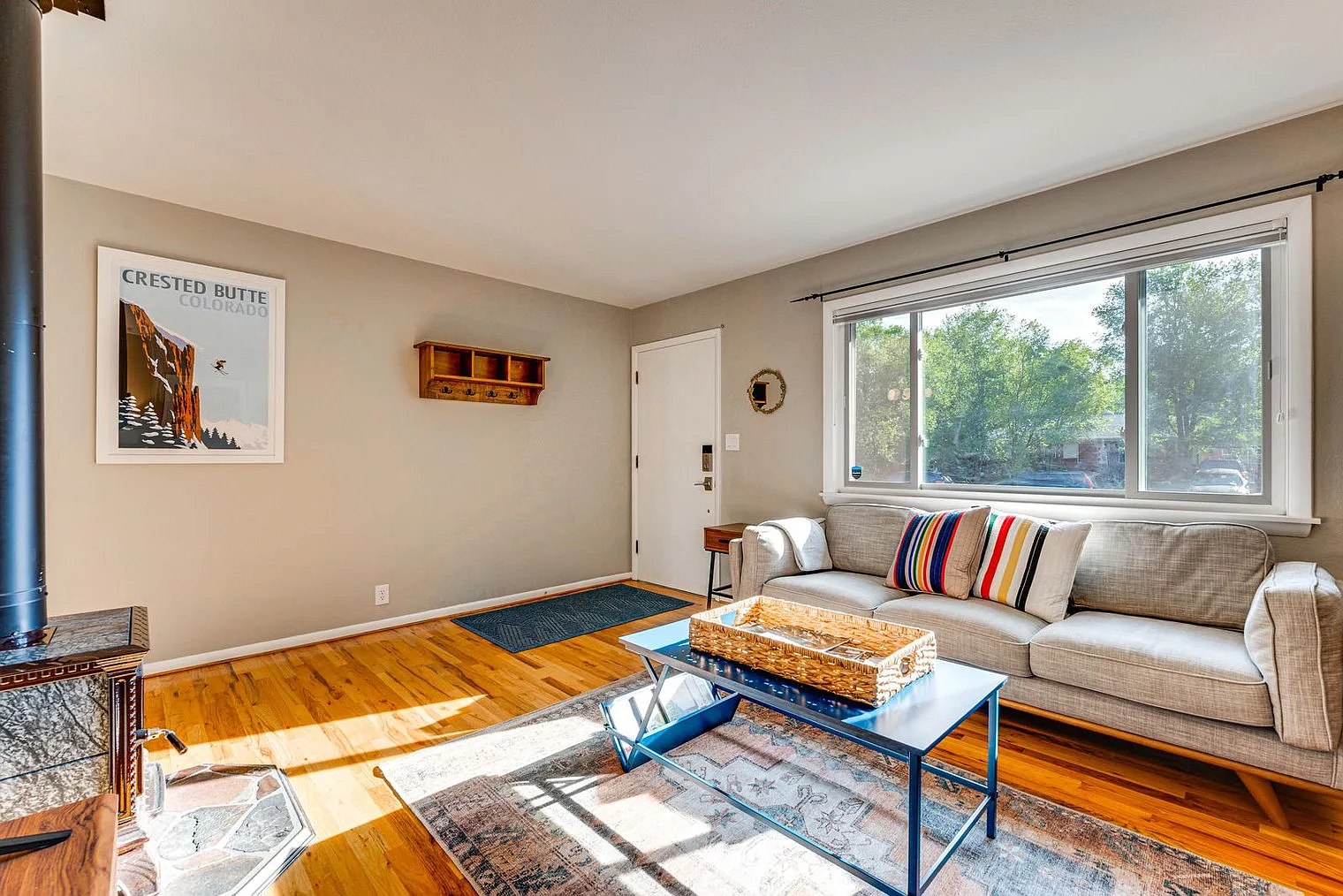 3 bed, 1.0 bath, 1022 sqft, $3,245 — Photo 2