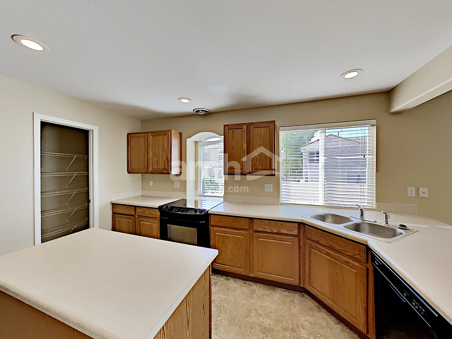 3 bed, 2.5 bath, 2078 sqft, $3,100 — Photo 3