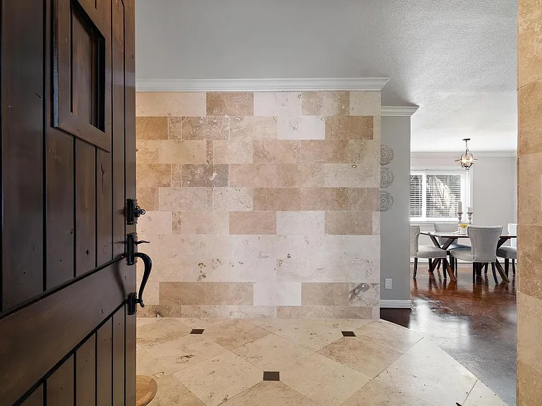 850 Rose Dr — Photo 2