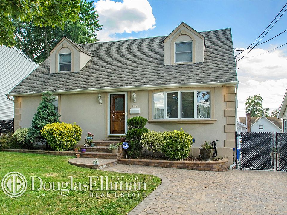1st image of 320 Roslyn Ave