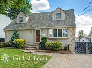 320 Roslyn Ave, Carle Place, NY 11514