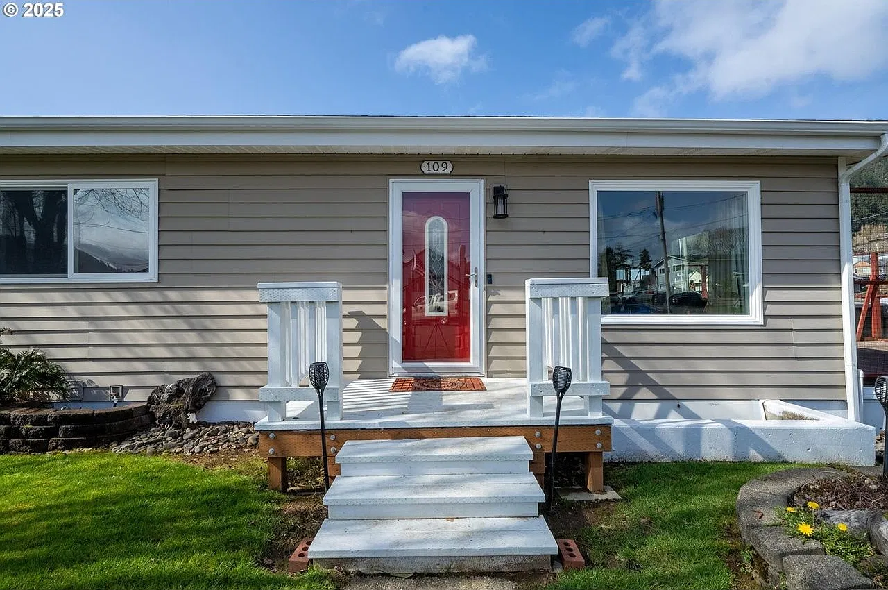 3 bed, 2.0 bath, 1300 sqft, $2,300 — Photo 3