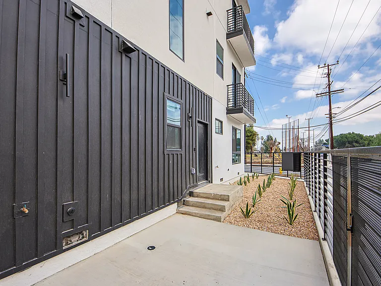 6401 1/2 Odessa Ave — Photo 4