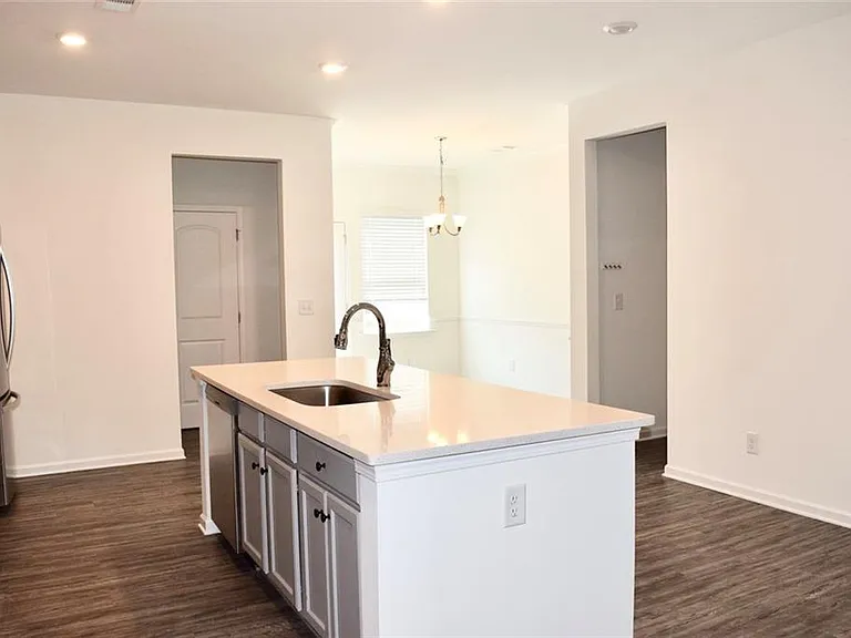 541 Ruths Dr — Photo 7