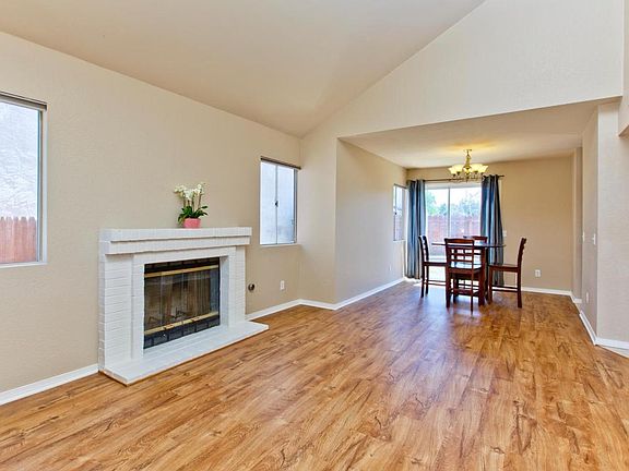 Living room/dining area