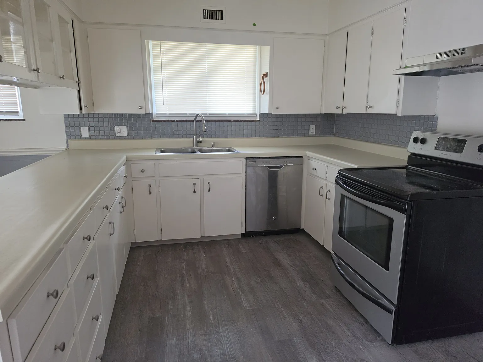 4 bed, 1951 sqft, $1,875 — Photo 3