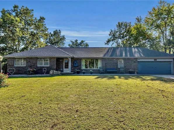 409 Frederick Dr, Gower, MO 64454