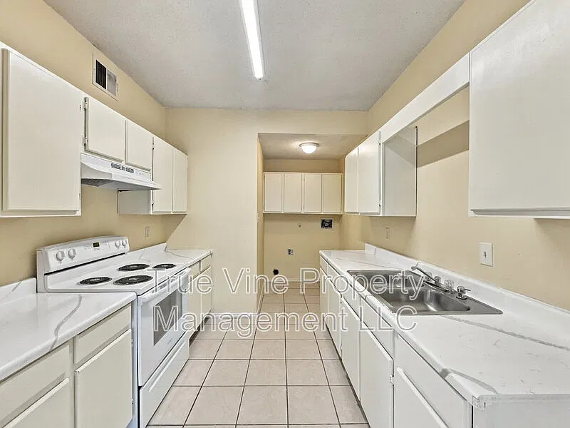 4 bed, 2.0 bath, 1400 sqft, $1,350 — Photo 4