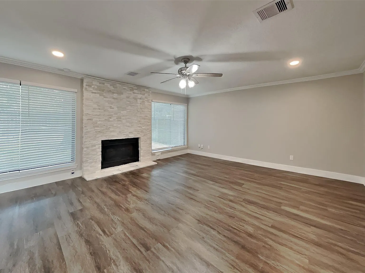 4 bed, 2.5 bath, 2291 sqft, $2,300 — Photo 4