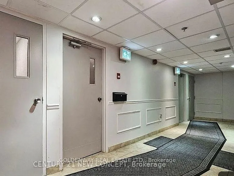 7451 Yonge St #202 — Photo 4