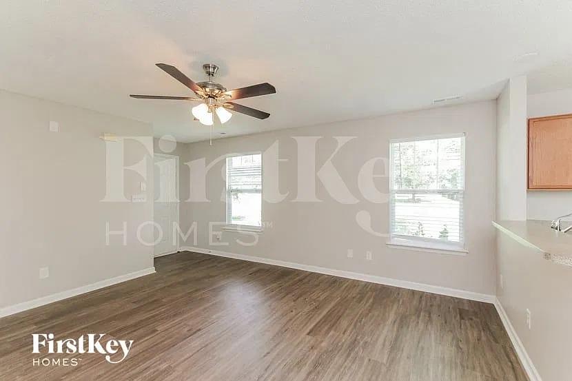 3 bed, 2.0 bath, 1129 sqft, $2,030 — Photo 3