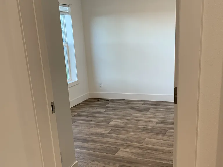 309 E 36th Pl — Photo 6