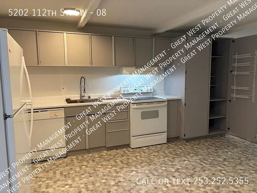 Beautiful Remodeled 3 Bed Apartment w/Private Yard! 1st Month Free! — Photo 2