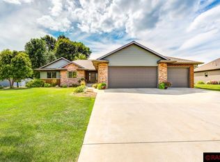 128 Grovebrook Dr, Mankato, MN 56001