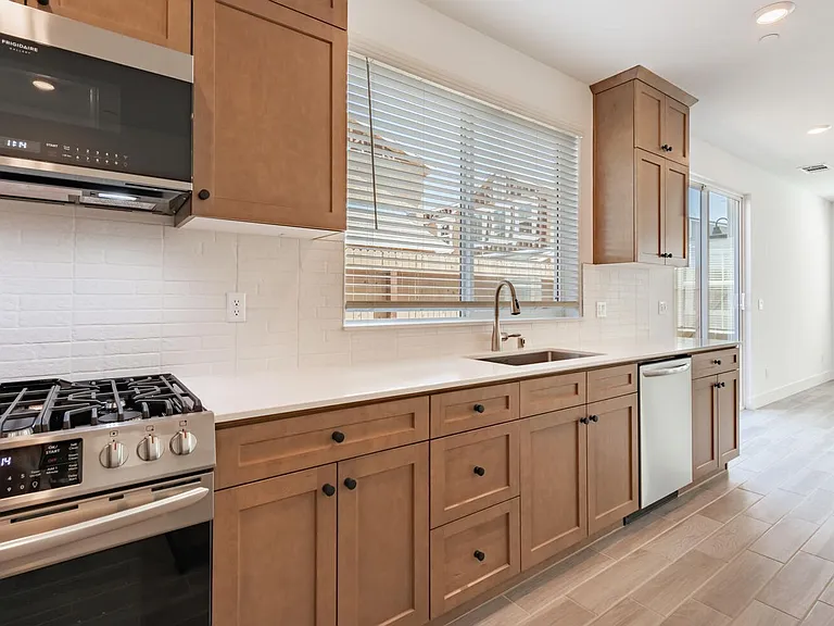 2834 E Tamarind Dr — Photo 10