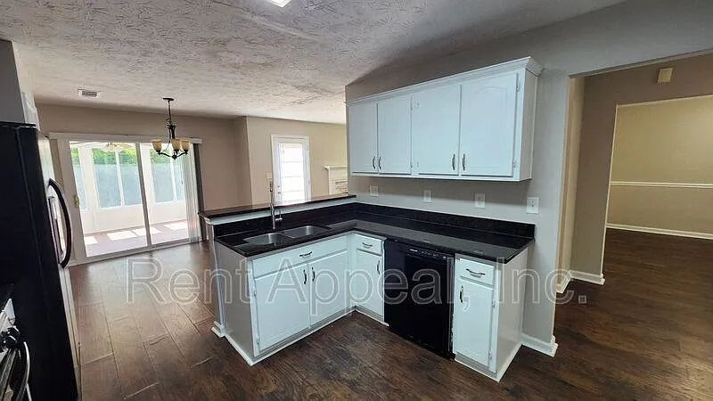 3 bed, 2.5 bath, 1668 sqft, $1,950 — Photo 3