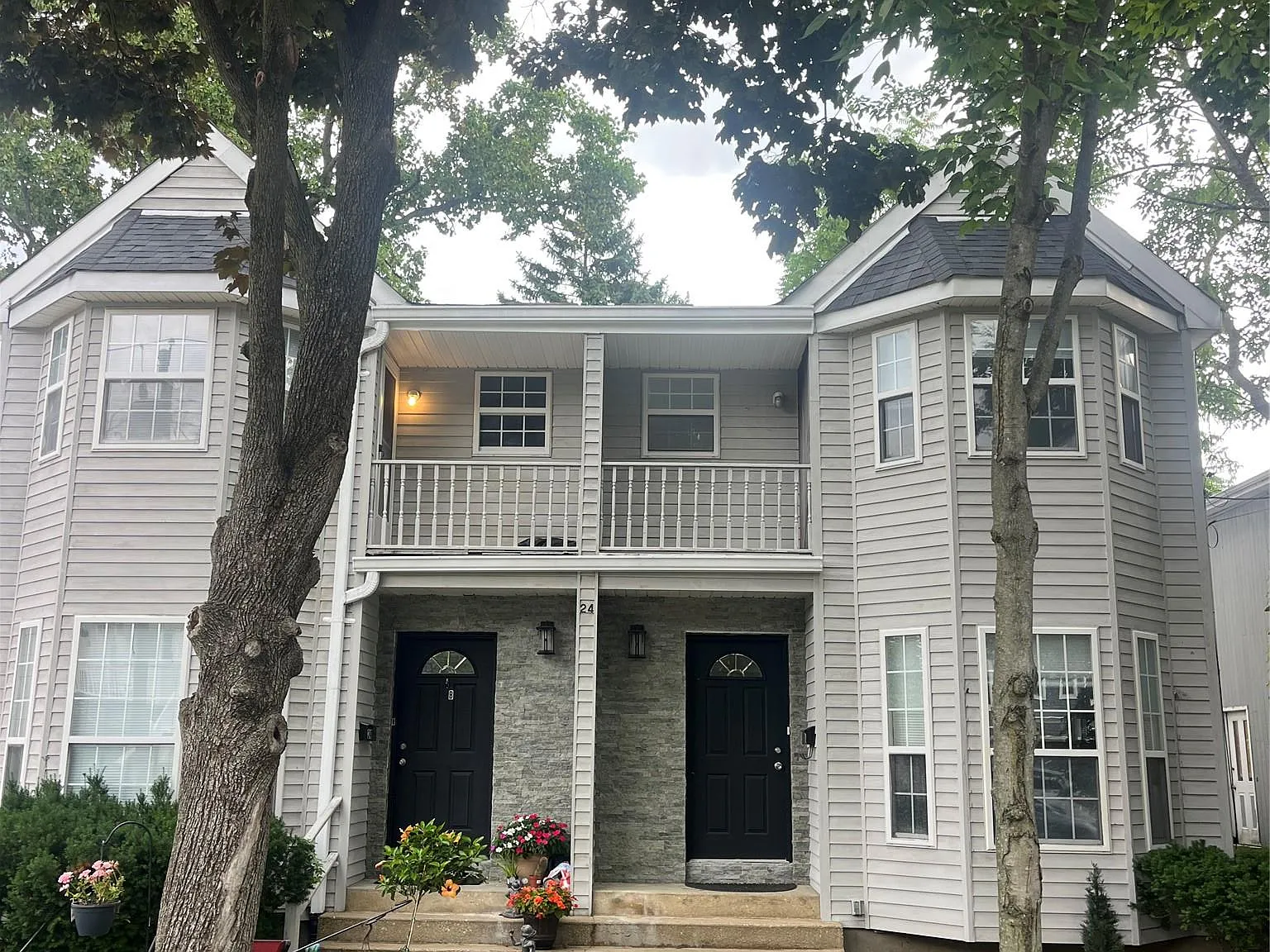 3 bed, 2.5 bath, 2400 sqft, $4,600 — Photo 1